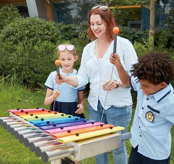 מגרש משחקים מקורה לילדים